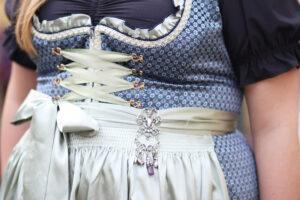 Verziertes Dirndl in großen Größen