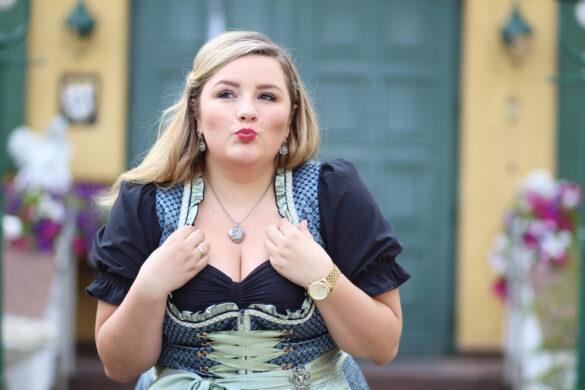 Verziertes Dirndl große Größe