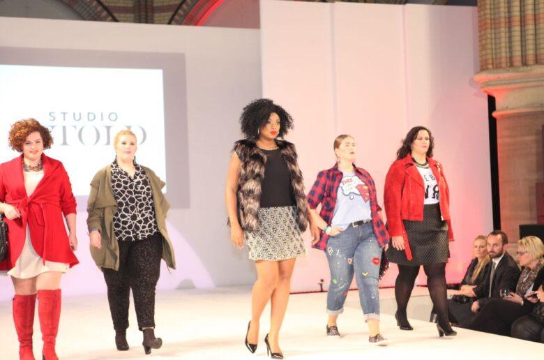 Plus Size Fashion Show: Tolle Bilder von kurvigen Models!