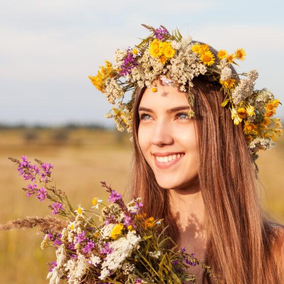 Mollige Ladies aufgepasst: Blumen Styles für die Festivalsaison