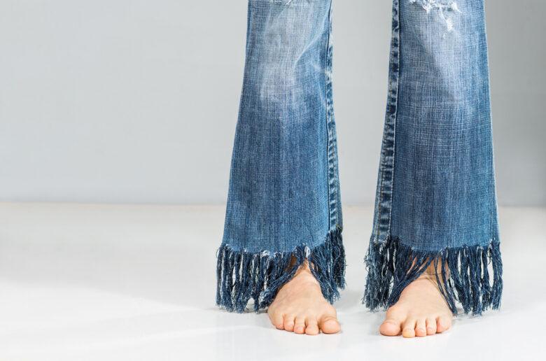 Fringed Jeans für mollige Frauen: Mach' die stylischen Fransen selbst!