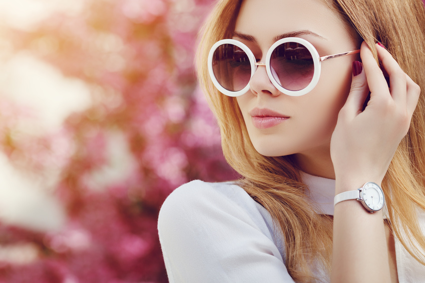 Sonnenbrillen Trends für mollige Frauen