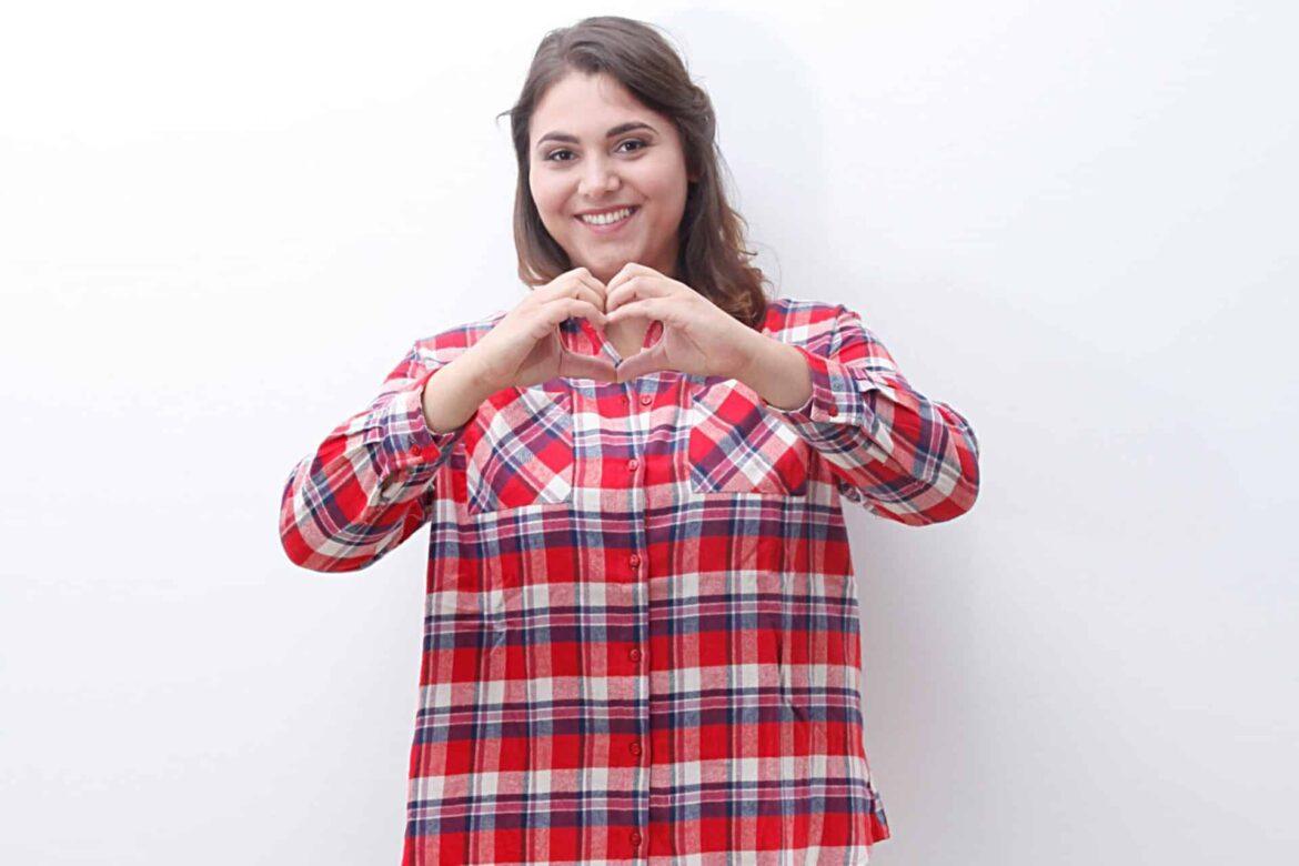 So kombinierst Du das Karobluse für mollige Damen