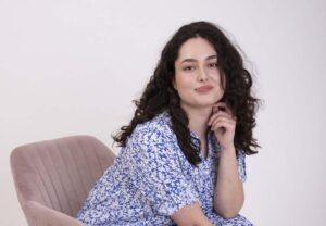 Mollige Frau mit kleid